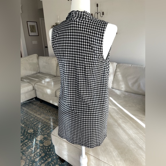 Vince Camuto Houndstooth Print Sleeveless Top - Picture 4 of 8